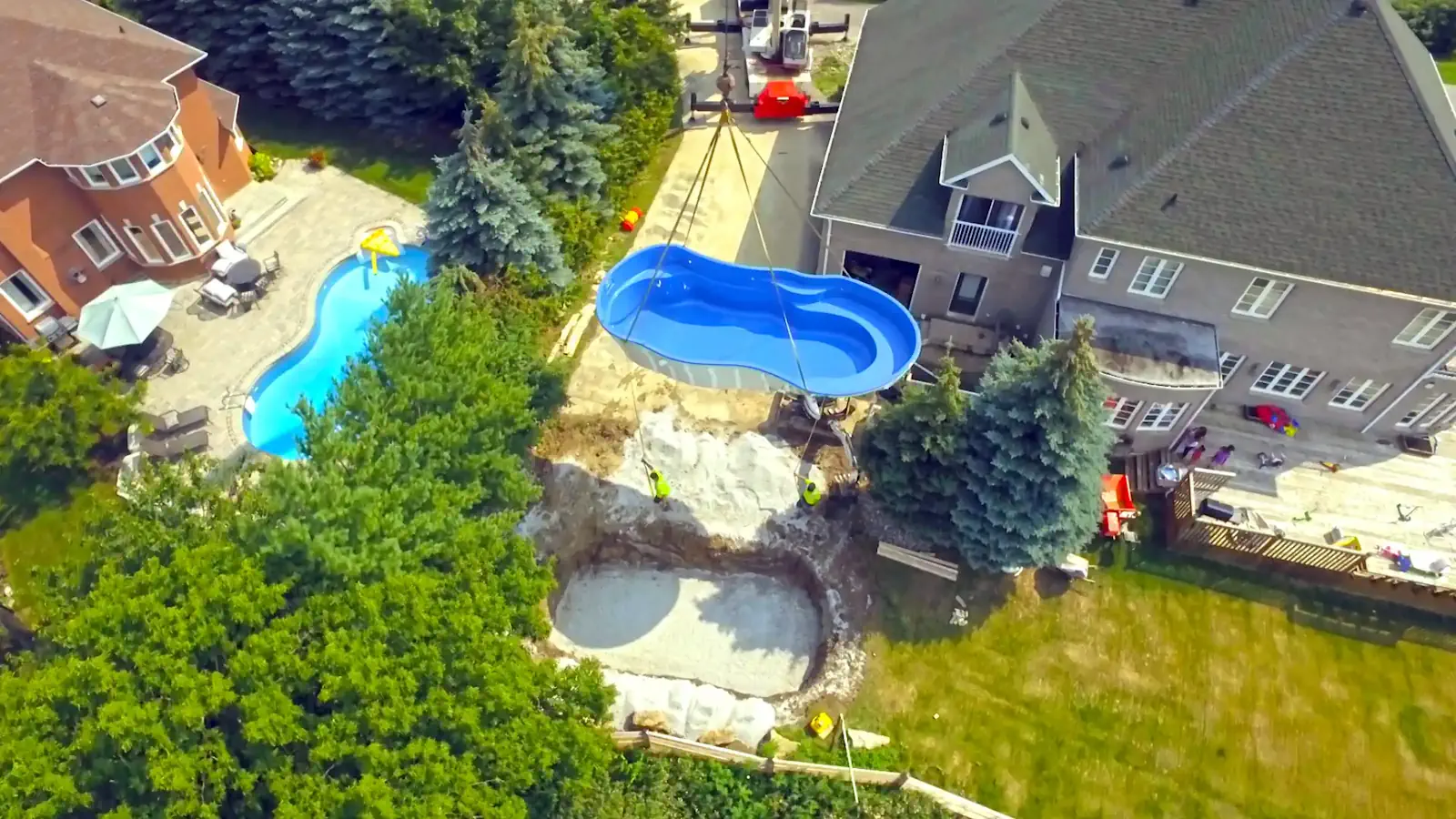Why pool installers should offer pool servicing